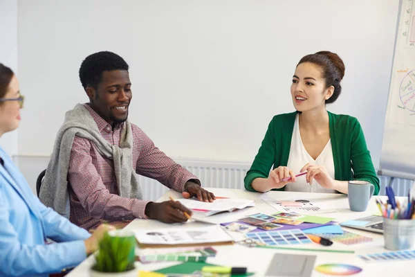 Kreativa Designers Consulting Arbetsplatsen Innan Viktiga Konferens — Stockfoto