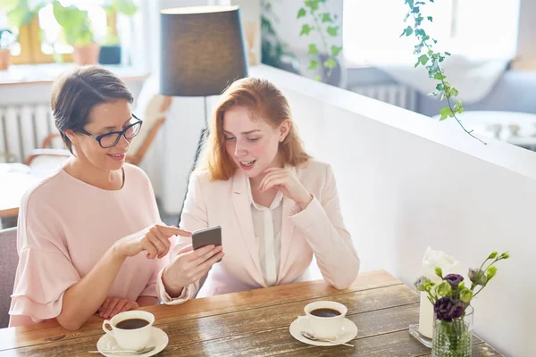 Giovane Donna Con Smartphone Condividere Video Curioso Mostrarlo Suo Amico — Foto Stock