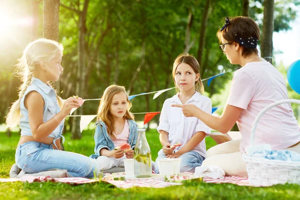 Insegnante Asilo Vergognoso Bambine Durante Pic Nic Festa All Aperto — Foto Stock