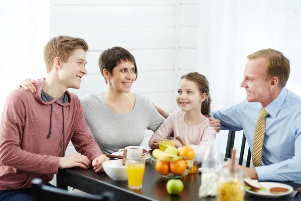 Membros Família Felizes Olhando Uns Para Outros Mesa — Fotografia de Stock