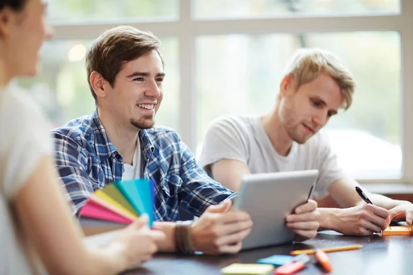 Student Med Gadget Lyssnar Förklaring Lärare Lektion — Stockfoto