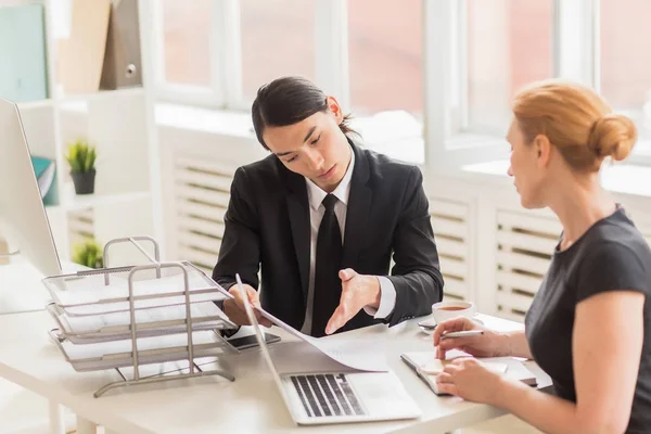 Gruppo Uomini Affari Fiduciosi Discutere Grafici Grafici Che Mostrano Risultati — Foto Stock