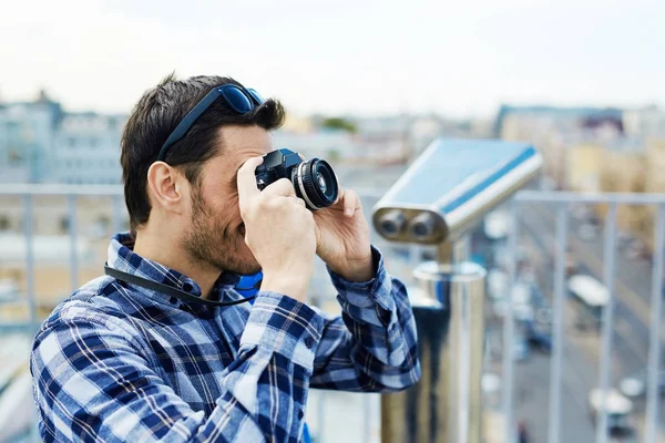 Young Man Photographing Surroundings City — Stock Photo, Image