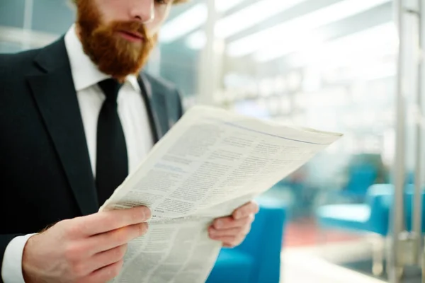 Empresário Lendo Jornal Diário Pela Manhã Início Dia Útil — Fotografia de Stock