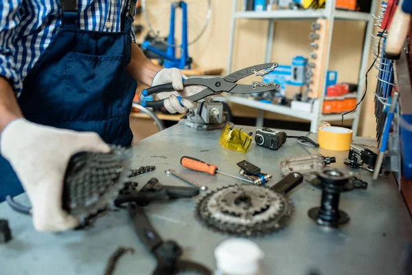 Close Shot Unrecognizable Mechanic Wearing Overall Checked Shirt Standing Desk — Stock Photo, Image