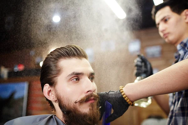 头发大师喷涂头发造型产品在客户头发 — 图库照片