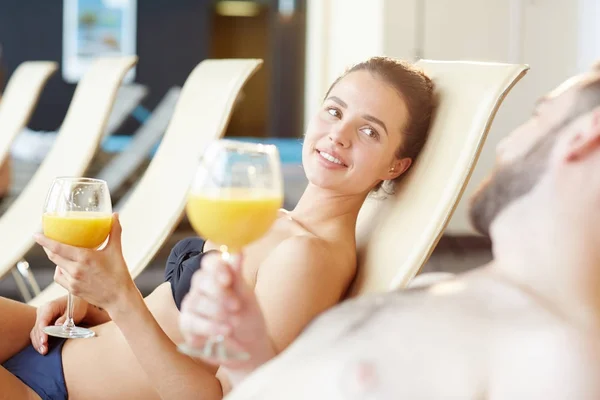 Young Woman Bikini Holding Drink Talking Her Boyfriend While Relaxing — Stock Photo, Image
