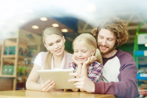 Jovens Pais Filhinha Assistindo Vídeo Curioso Tablet Lazer — Fotografia de Stock