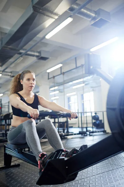 Mujer Joven Sudando Mientras Remaba Gimnasio — Foto de Stock