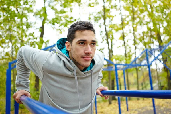 Taillenbild Eines Bärtigen Mannes Der Beim Training Streetworkout Park Konzentriert — Stockfoto