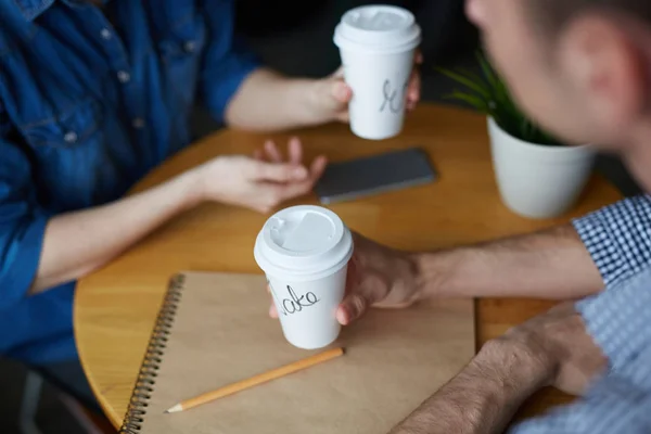 테이블에 관리자의 클로즈업 위치에 신청자와 인터뷰 커피를 마시고 — 스톡 사진