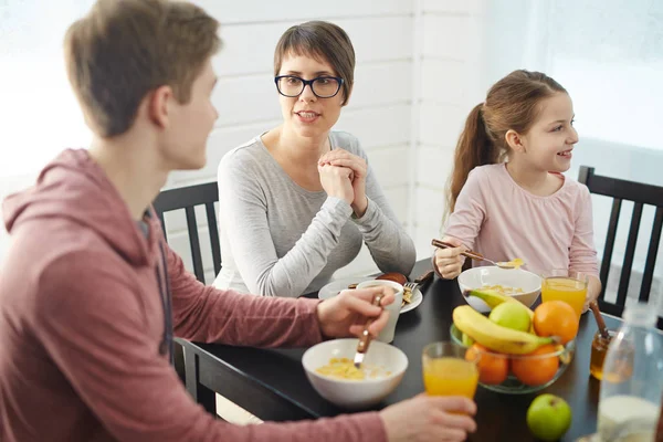 Junge Frau Spricht Beim Frühstück Mit Ihrem Sohn — Stockfoto