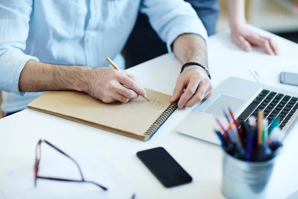 Primo Piano Mani Maschili Che Scrivono Blocco Note Mentre Lavorano — Foto Stock