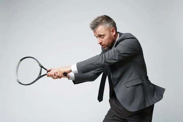 自信中年商人反网球对抗灰色背景的腰起画像 — 图库照片