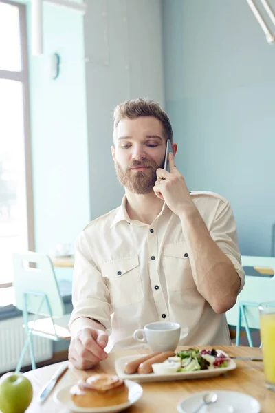 Ritratto Moderno Bell Uomo Camicia Casual Che Parla Smartphone Sorride — Foto Stock