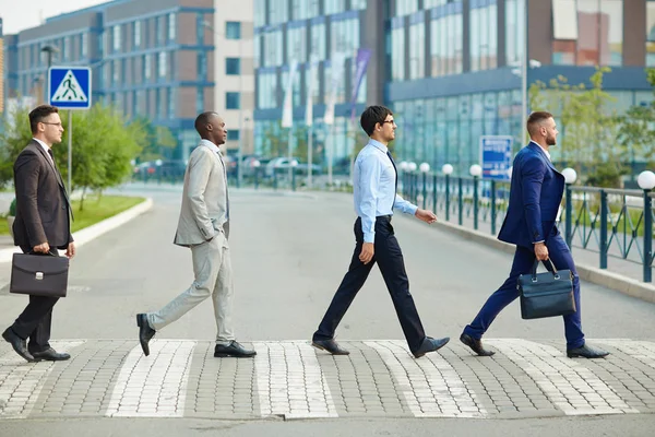 Vista Perfil Empresarios Confiados Cruzando Calle Dos Ellos Con Maletines — Foto de Stock