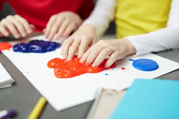 Schüler Spielen Mit Mehrfarbigem Schleim — Stockfoto