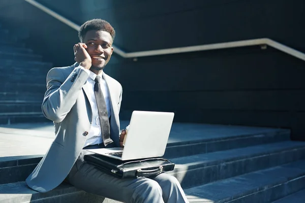 Leende Agent Med Laptop Talar Till Klienten Smartphone — Stockfoto