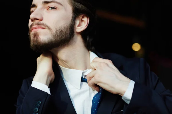 Портрет Молодого Бородатого Бізнесмена Який Відірвав Краватку Сорочку Намагаючись Отримати — стокове фото