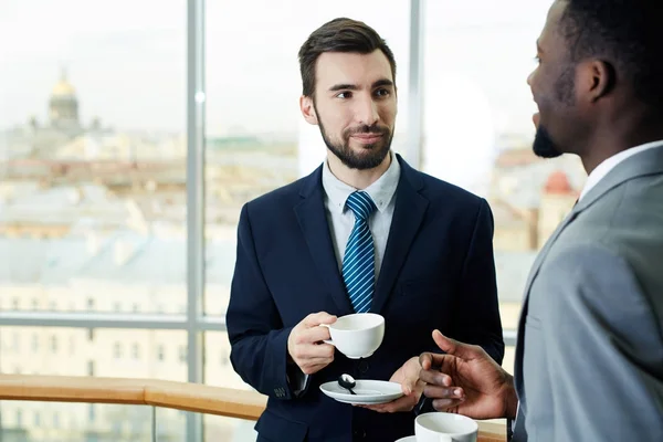 Eleganter Geschäftsmann Hört Seinem Kollegen Der Pause — Stockfoto