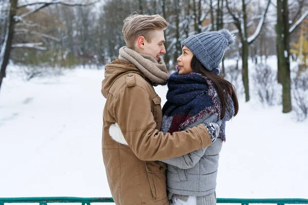 Tillgiven Par Winterwear Tittar Varandra Famn — Stockfoto