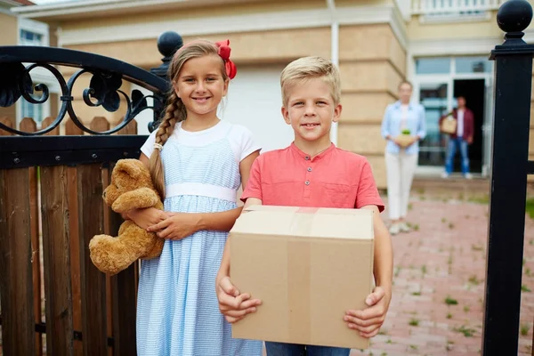 Bratr Sestra Procesu Přemístění — Stock fotografie