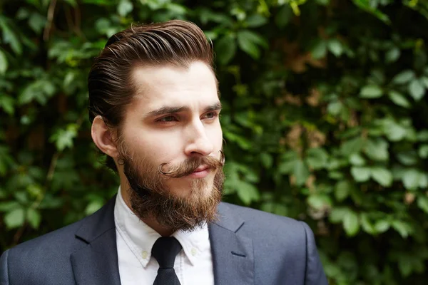 Empresário Sem Barba Terno Elegante Ambiente Natural — Fotografia de Stock