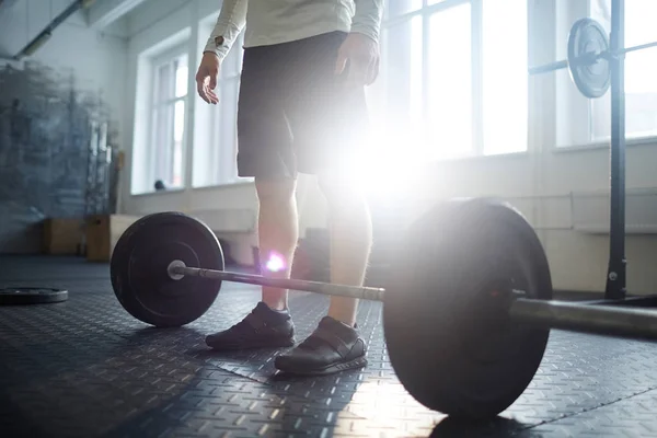 Cross Bar Auf Dem Boden Des Fitnessstudios Und Sportler Der — Stockfoto