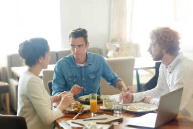 Modern restoranda üretken müzakereleri: karşılıklı yararlı işbirliği ayrıntılarını tartışmak ve gerekli notlar alarak genç iş ortakları
