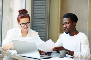 Genç adam ve kadın ile finansal kağıtları evde ofis çalışırken arıyor