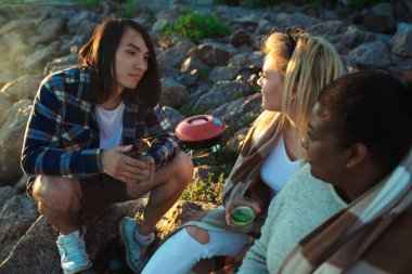 Gün batımında sahilde rahatlatıcı içeceklerle dostu ürünler