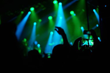 Kendinden geçmiş taraftarların yükseltilmiş el siluetleri