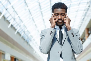 Dalgın ve gergin işadamı karar üzerinde konsantre