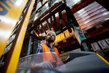 Mal ile ağır paketleri yükleme worke depo