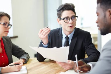 Yaratıcı fikirler modern yönetim kurulu toplantısı meslektaşları ile yaparken başlangıç proje ile ilgili paylaşım takım elbiseli hevesli genç Yöneticisi