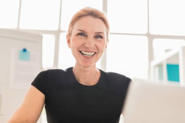 Neşeli uzman kameraya sırasında Office iş arıyorum