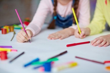 Yaratıcı çocuklar ile çok renkli kalemler çizim