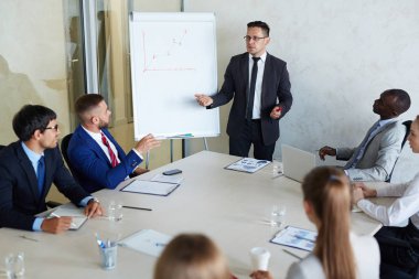 İş adamları çok etnik gruptan oluşan grup birlikte toplantı salonu ve ilgi ile orta yaşlı patronları için dinleme toplandı.