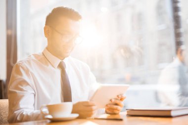 Kopma net tarama touchpad ile genç bankacı