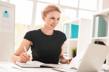 Kendine güvenen Mali İşler Müdürü veya laptop önünde çalışma Aracısı