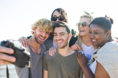 Selfie sahilde yapma arkadaşlar gülüyor