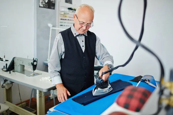 Portret Van Elegante Grijze Haren Man Strijkservice Kleren Oude Ouderwetse — Stockfoto