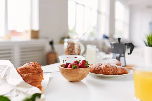 Friss Strawberies Fából Készült Bowl Ropogós Croissant Tábla — Stock Fotó