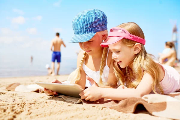 Dvě Přátelské Děti Tabletu Relaxace Pláži Horký Slunečný Den — Stock fotografie