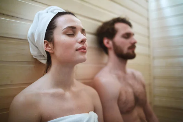 Mujer Agradable Disfrutando Del Tiempo Sauna Con Marido —  Fotos de Stock