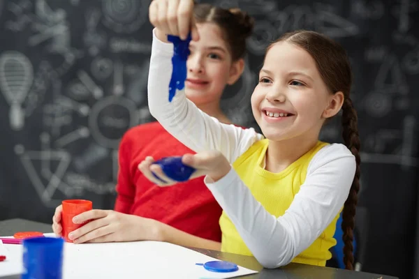 Lächelndes Mädchen Spielt Der Schule Mit Blauem Schleim — Stockfoto