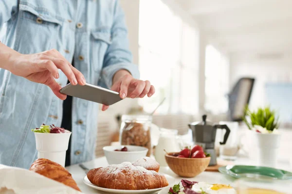 Food Blogger Making Shots Meals Photocamera Smartphone — Stock Photo, Image
