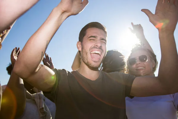 Ekstatischer Typ Lacht Während Einem Sonnigen Tag Unter Seinen Freunden — Stockfoto