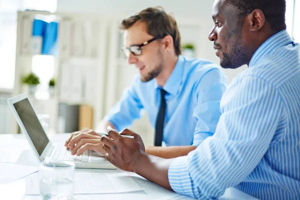 Multiethnische Gruppe Von Zufriedenen Geschäftsleuten Die Auf Dem Computerbildschirm Angezeigte — Stockfoto