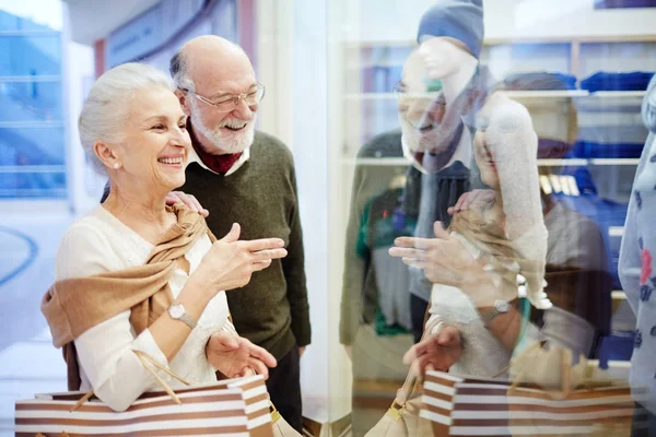 Ancianos Marido Mujer Mirando Tienda Exhibición Con Ropa Casualwear Moderna — Foto de Stock